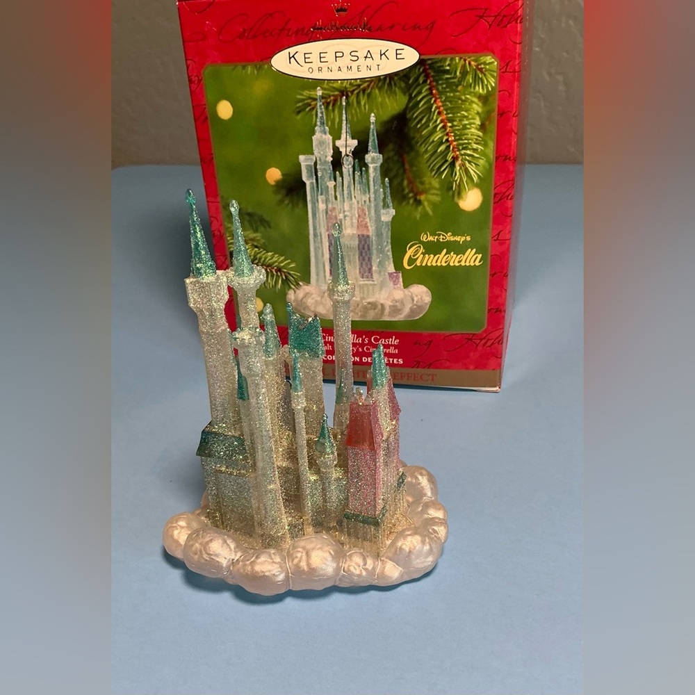 Hallmark Keepsake Ornament Cinderella’s Castle 2001 NIB Special Lighting Effect